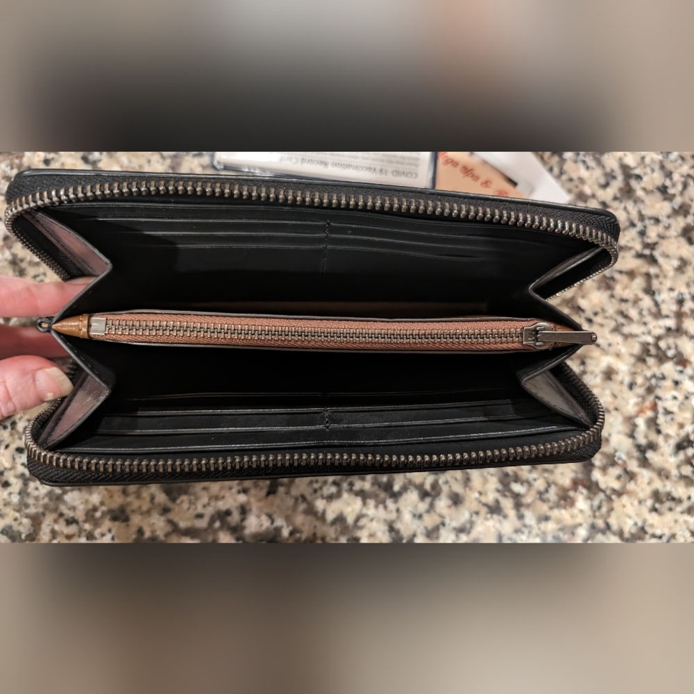 COACH - Accordion Wallet 🖤 - Picture 6 of 9
